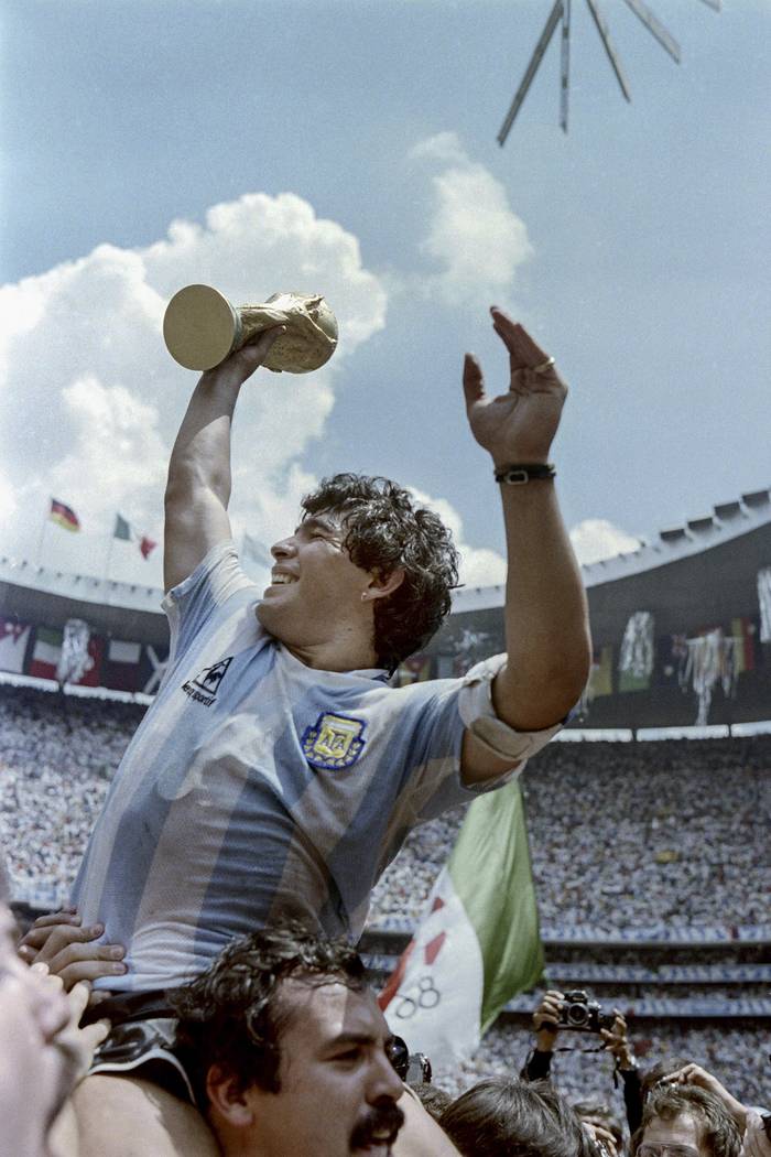 Diego Armando Maradona, capitán de Argentina, con el trofeo de Campeón, tras vencer a Alemania Occidental en la final de la Copa del Mundo de México, el 29 de junio de 1986. · Foto: Staff, AFP