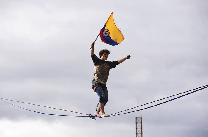 Artista callejero durante una protesta contra Colombia como sede de la Copa América frente al estadio El Campín en Bogotá, el 19 de mayo. 

 · Foto: Daniel Muñoz, AFP