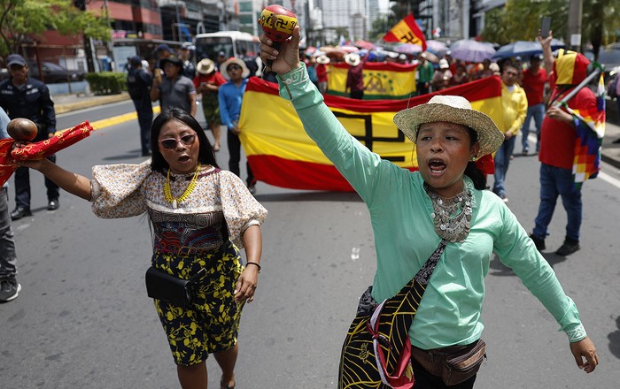 Indígenas gunas durante una protesta contra el gobierno del presidente José Raúl Mulino, en medio de un paro indefinido en la Ciudad de Panamá, el 20 de mayo. · Foto: Martín Bernetti, AFP