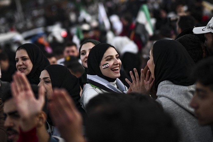 Sirios celebran la caída del régimen de Bashar al Assad en la plaza de los Omeyas en Damasco. · Foto: Aris Messinis, AFP