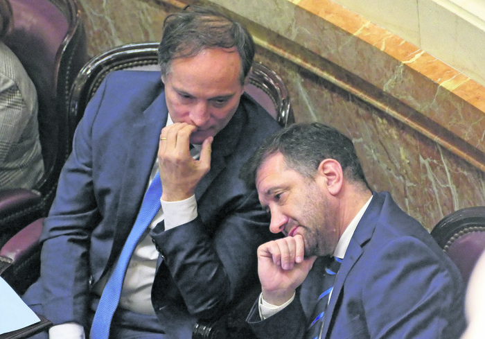 Carlos Espínola y Edgardo Kueider, el 13 de junio de 2024 en el Congreso argentino. · Foto: Enrique García Medina