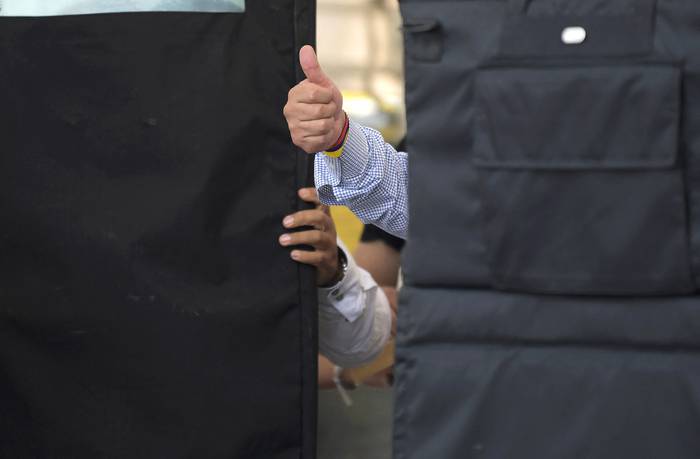 El candidato de la coalición Pacto Histórico, Gustavo Petro, saluda entre los escudos de sus guardaespaldas, durante un acto en Fusagasugá, Colombia. · Foto: Raúl Arboleda, AFP