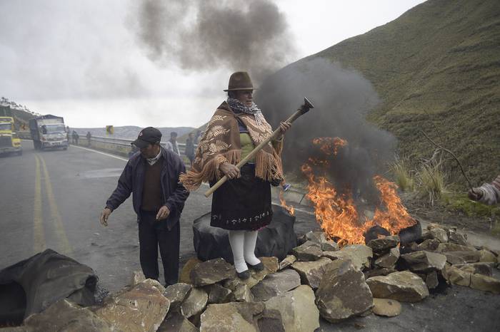 Indígenas sobre una barricada durante el bloqueo de una carretera que une la costa y las zonas
montañosas, cerca de Zumbahua, en Ecuador el 26 de octubre, durante las protestas contra las políticas económicas del gobierno. · Foto: Rodrigo Buendía