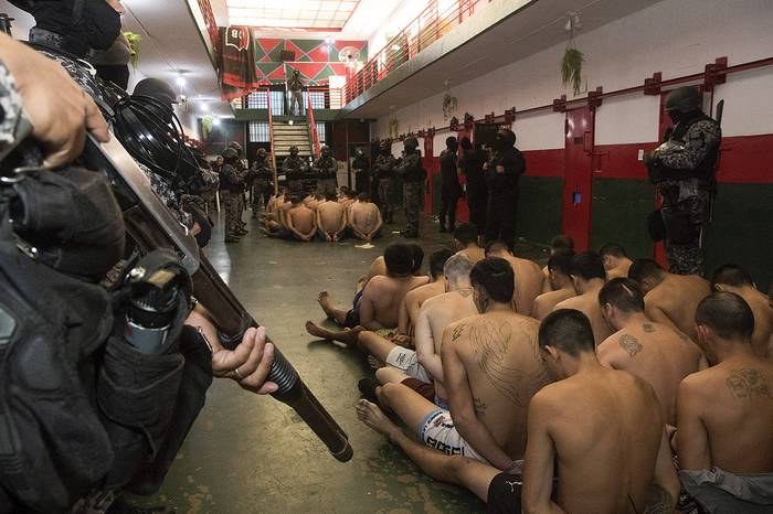 Reclusos custodiados por miembros del Grupo de Operaciones Penitenciarias Especiales (GOEP) durante una requisa en la Unidad Penitenciaria 11 en Piñero, cerca de Rosario, el 5 de marzo. · Foto: Gobierno de Santa Fe, AFP