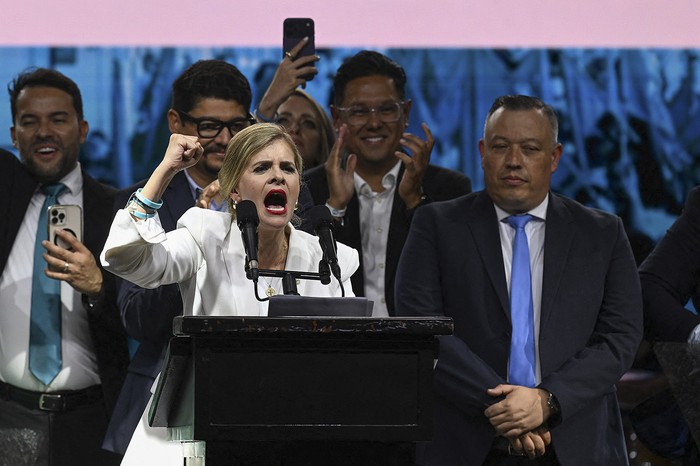 La presidenta electa de Costa Rica, Laura Fernández, tras conocerse los resultados de las elecciones, el 1º de febrero en San José. · Foto: Marvin Recinos, AFP