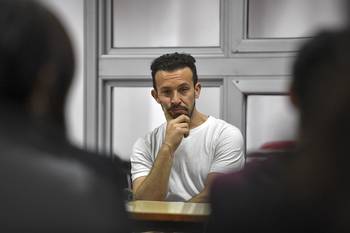 Alejandro Bercovich, durante la presentación de _El país que quieren los dueños_, en la Universidad de Buenos Aires. · Foto: Enrique García Medina