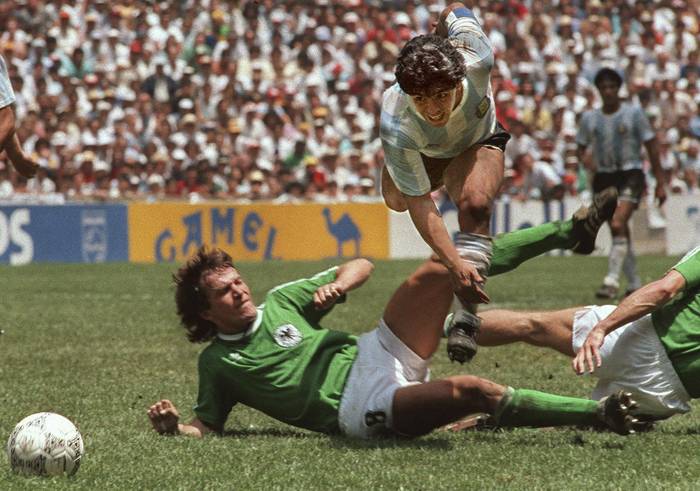 Lothar Matthaus, de Alemania Occidental, y Diego Armando Maradona, capitán de Argentina, durante la final de la Copa del Mundo México 86, ganada por Argentina 3-2, el 29 de junio, en el estadio Azteca de Ciudad de México. · Foto: Staff, AFP