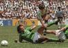 Lothar Matthaus, de Alemania Occidental, y Diego Armando Maradona, capitán de Argentina, durante la final de la Copa del Mundo México 86, ganada por Argentina 3-2, el 29 de junio, en el estadio Azteca de Ciudad de México. Lothar Matthaus, de Alemania Occidental, y Diego Armando Maradona, capitán de Argentina, durante la final de la Copa del Mundo México 86, ganada por Argentina 3-2, el 29 de junio, en el estadio Azteca de Ciudad de México.