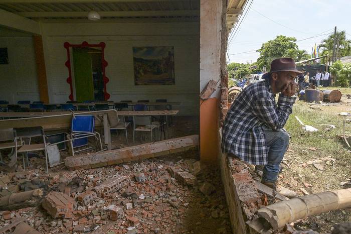 Edificio destruido tras la explosión de un coche bomba frente a una comisaría en Potrerito, departamento del Valle del Cauca, Colombia, el 22 de setiembre de 2023. · Foto: Joaquín Sarmiento, AFP