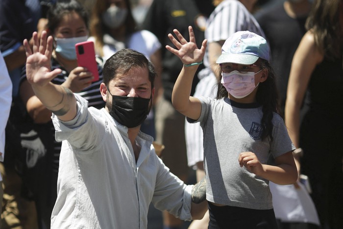 El candidato presidencial chileno Gabriel Boric luego de una conferencia de prensa con la expresidenta de la Asociación Médica Chilena Izkia Siches quien fue nominada como jefa de campaña de Boric, ayer en Santiago. · Foto: Pablo Vera, AFP