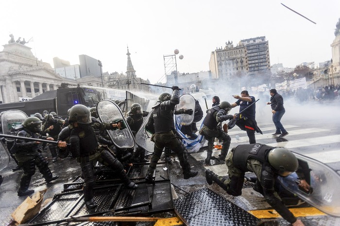 Policías antidisturbios y manifestantes frente al Congreso Nacional, en Buenos Aires, el 12 de junio. · Foto: Tomás Cuesta, AFP