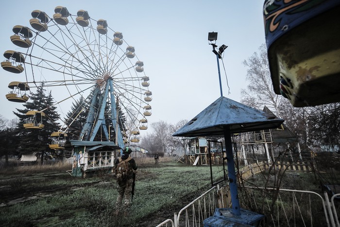 Soldado del ejército ucraniano, el 17 de noviembre, en un parque de la ciudad de Kostyantynivka, región de Donetsk. · Foto: Oleg Petrasiuk / Fuerzas Armadas de Ucrania / AFP