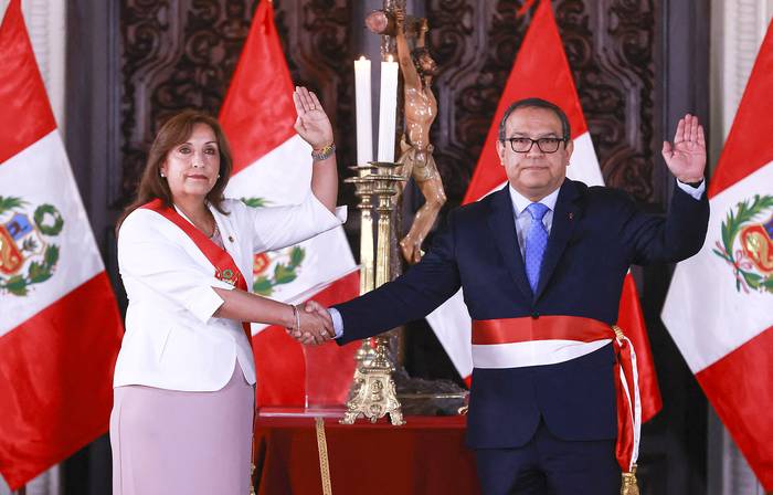La presidenta de Perú, Dina Boluarte, junto a su nuevo jefe de gabinete, Alberto Otárola, en el Palacio de Gobierno, el 21 de diciembre. Foto: Víctor González, Presidencia peruana, AFP