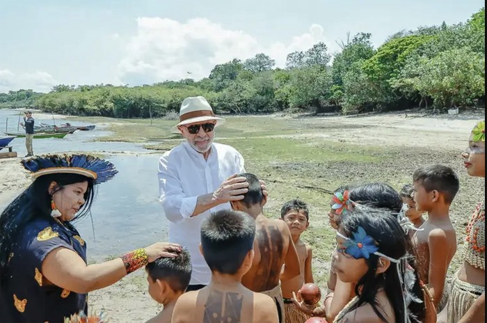 Luiz Inácio Lula da Silva junto a niños de la tribu kumaruara, durante una visita a la aldea indígena de Vista Alegre do Capixaua, el 2 de noviembre de 2025, en el estado de Pará, Brasil. · Foto: Ricardo Stuckert, presidencia de Brasil