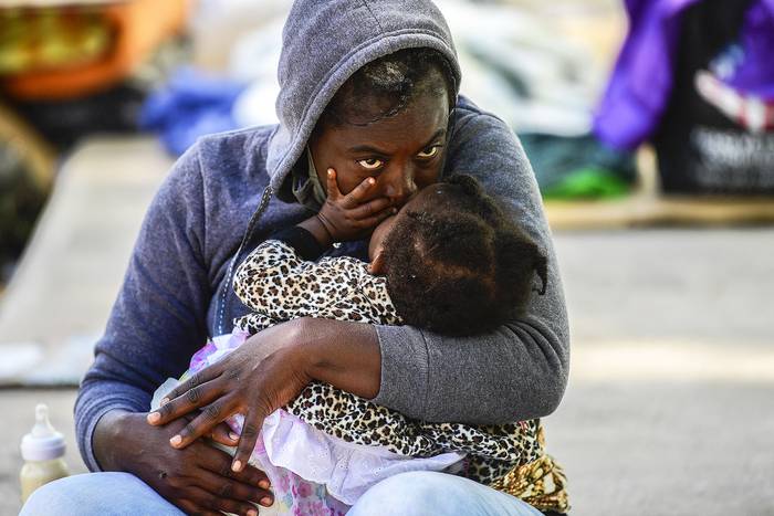 Una migrante haitiana y su hijo en Ciudad Acuña, estado de Coahuila, México. · Foto: Pedro Pardo, AFP