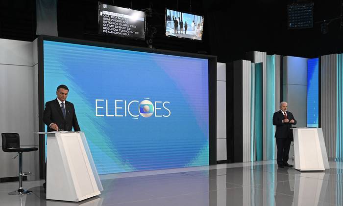Jair Bolsonaro y Luiz Inácio Lula da Silva durante el debate en los estudios de la Red Globo, en Río de Janeiro. · Foto: Mauro Pimentel, AFP