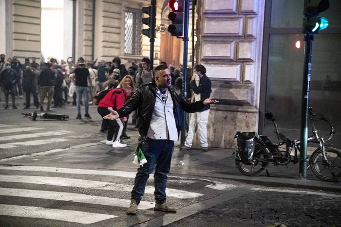 Giuliano Castellino, lider del partido de extrema derecha Forza Nuova, durante una protesta contra el "pase verde", el sábado 9, en el centro de Roma. · Foto: Tiziana Fabi AFP