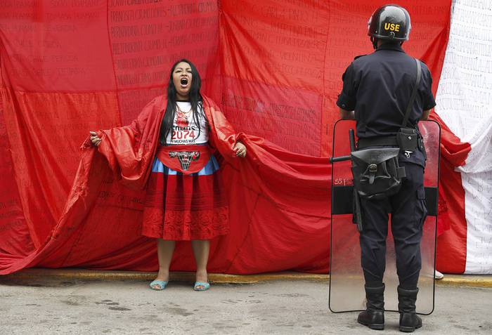Sara Paredes, víctima de esterilización forzada durante el gobierno del expresidente Alberto Fujimori, durante una protesta en los exteriores de la Corte Superior de Justicia, en Lima, el 9 de diciembre de 2019. · Foto: Paolo Aguilar, Efe