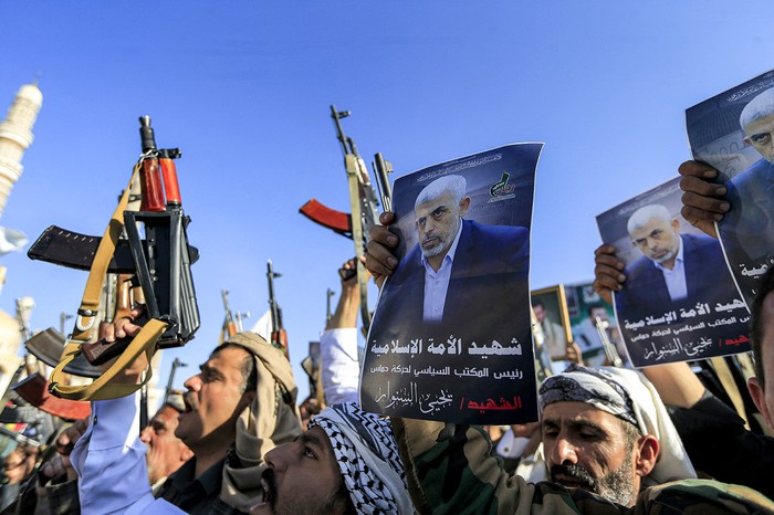 Partidarios de los hutíes de Yemen durante una manifestación en Saná, la capital yemení, tras la confirmación de la muerte de Yahya Sinwar, líder de Hamas. · Foto: Mohammed Huwais, AFP