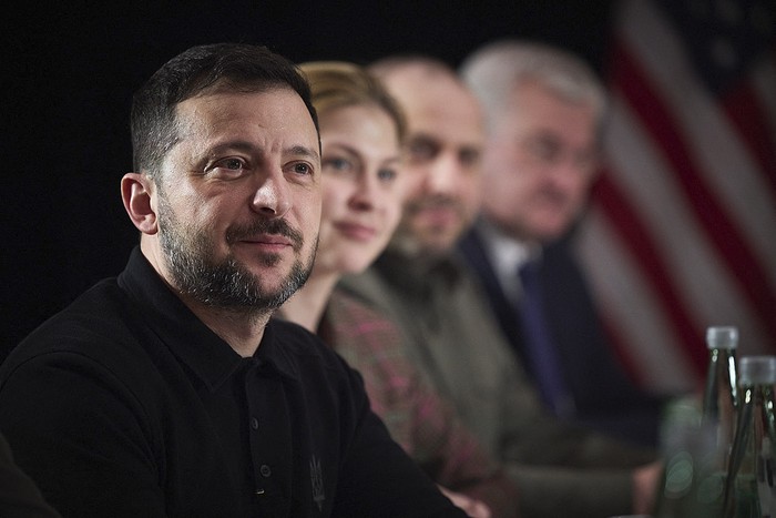 El presidente de Ucrania, Volodimir Zelenski, escuchando al vicepresidente de los Estados Unidos, durante sus conversaciones al margen de la Conferencia de Seguridad de Munich. Foto: Presidencia de Ucrania, AFP