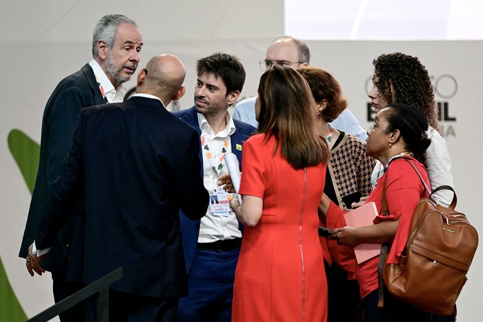 André Corrêa do Lago (i), en la sesión plenaria de la Conferencia de las Naciones Unidas sobre Cambio Climático COP30 en Belém, el 21 de noviembre, en el estado de Pará, Brasil. · Foto: Pablo Porciúncula, AFP