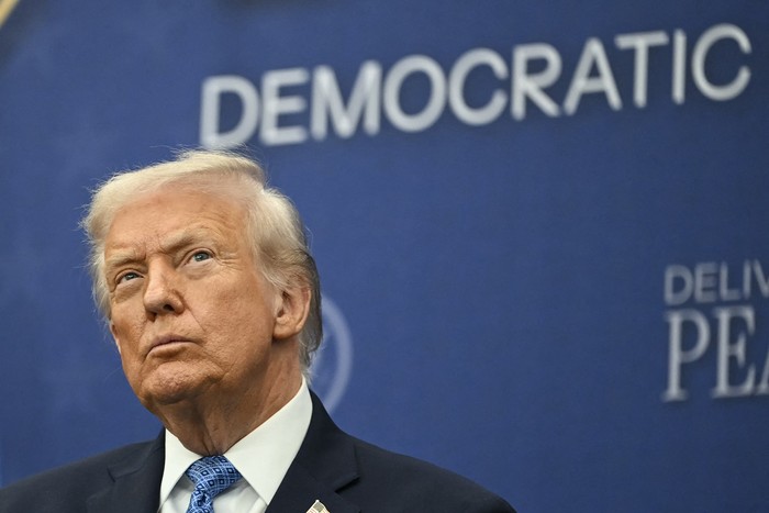 Donald Trump asiste a la ceremonia de firma de un acuerdo de paz con el presidente de Ruanda, Paul Kagame, y el presidente de la República Democrática del Congo, Felix Tshisekedi, en el Instituto de la Paz de Estados Unidos, el 4 de diciembre, en Washington. · Foto: Andrew Caballero-Reynolds, AFP