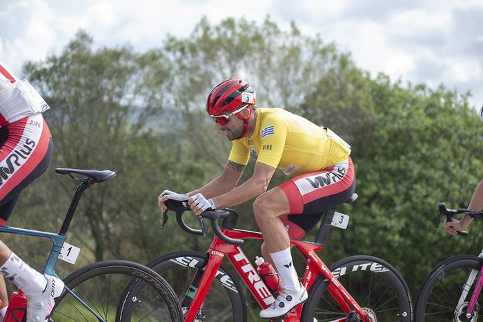 Roderyck Asconeguy durante la octava etapa de la Vuelta Ciclista del Uruguay (archivo, abril de 2023). · Foto: Alessandro Maradei