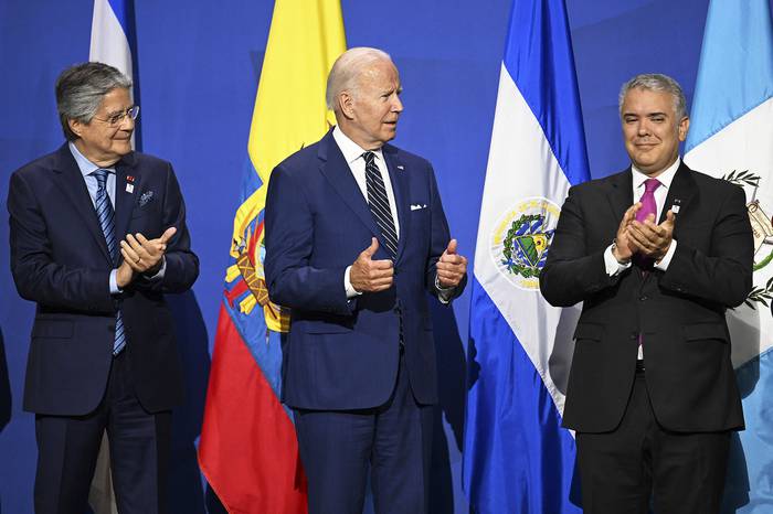 Los presidentes, Guillermo Lasso, de Ecuador, Joe Biden, de Estados Unidos, e Iván Duque, de Colombia, durante la declaración final de la Cumbre de las Américas en Los Ángeles. · Foto: Jim Watson, AFP