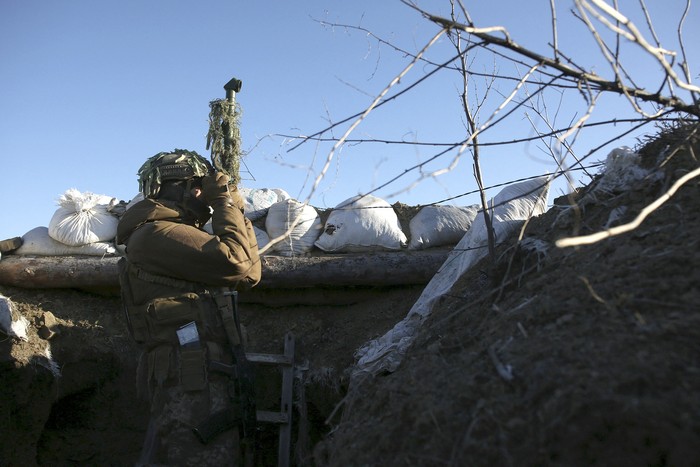Militar ucraniano en la línea del frente con separatistas respaldados por Rusia, cerca de Avdiivka, sureste de Ucrania, el 8 de enero. · Foto: Anatolii Stepanov, AFP