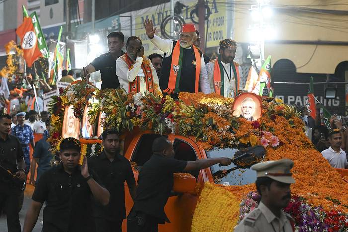 El primer ministro de la India, Narendra Modi (centro), durante la campaña electoral del Partido Bharatiya Janata (BJP) antes de las elecciones a la asamblea estatal de Telangana, en Hyderabad el 27 de noviembre de 2023.