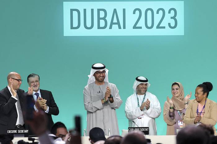 El presidente de la COP28, Sultan Ahmed Al Jaber, junto a otros funcionarios antes de una sesión plenaria durante la cumbre climática de las Naciones Unidas en Dubai el 13 de diciembre. · Foto: Giuseppe Cacace, AFP