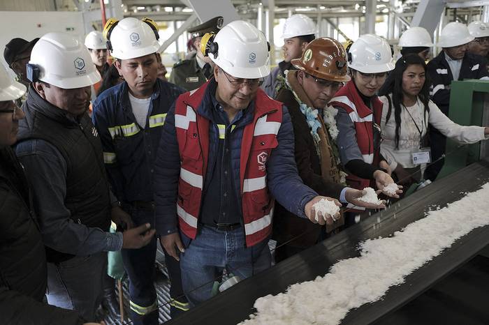 El presidente de Bolivia, Luis Arce, durante una visita a una planta industrial de carbonato de litio en Uyuni, Bolivia, el 15 de diciembre de 2023. · Foto: Mateo Romay Salinas, Anadolu, AFP