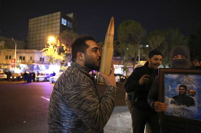 Manifestantes en la plaza Palestina, luego de que Irán lanzara ataques contra Israel, el 14 de abril en Teherán. · Foto: Atta Kenare, AFP
