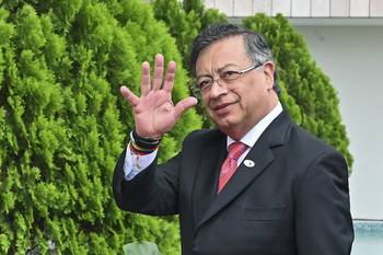 Gustavo Petro a su llegada a la IX Cumbre de la Comunidad de Estados Latinoamericanos y Caribeños, en Tegucigalpa, el 9 de abril. · Foto: Orlando Sierra, AFP