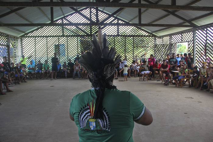 Lucila Nawa habla a sus parientes durante una reunión con el organismo indigenista en 2023. Foto: Tarrisson Nawa