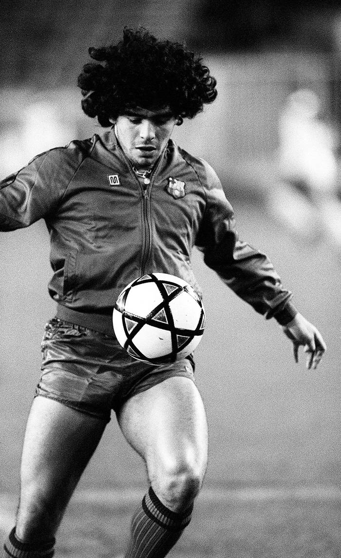Diego Armando Maradona, jugador del FC Barcelona, en el calentamiento previo a un partido amistoso contra el Paris Saint-Germain, el 13 de noviembre de 1982, en París.  · Foto: Joel Robine, AFP