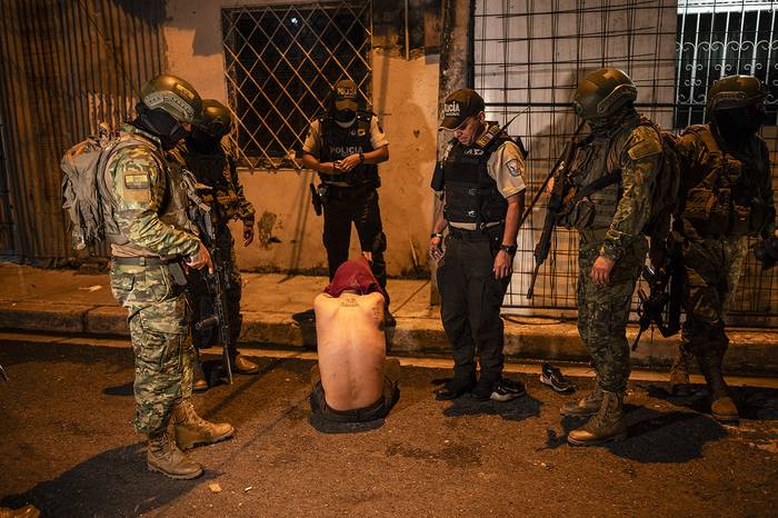 Soldados de la 5ª Brigada de Infantería y agentes de Policía en un operativo de seguridad y 
búsqueda de sospechosos durante el toque de queda en barrios pobres de Guayaquil, Ecuador. · Foto: Yuri Cortez, AFP