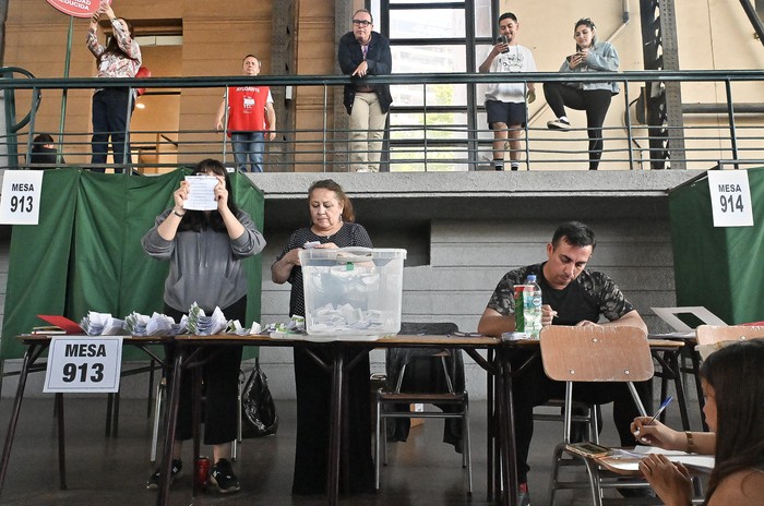 Conteo de votos en un colegio durante las elecciones generales de Chile, el 16 de noviembre, en Santiago. · Foto: Víctor Ruiz / AFP