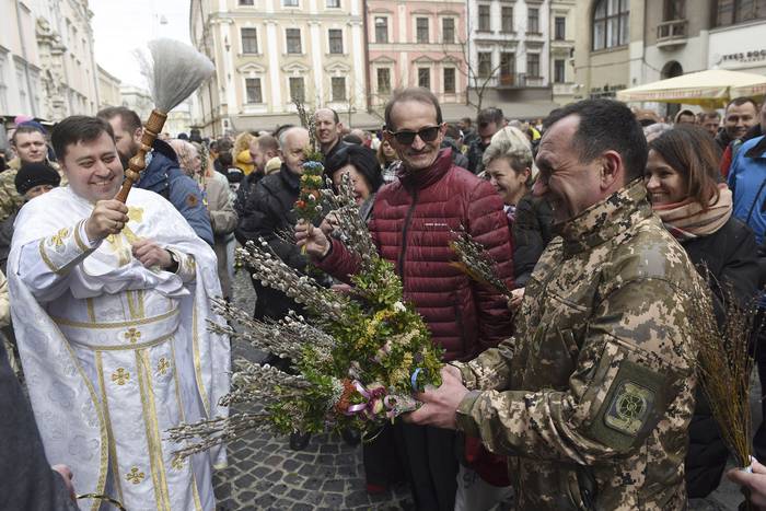 Sacerdote y creyentes, incluido un soldado, durante un servicio ortodoxo en Domingo de Ramos, cerca de la iglesia Saints Peter and Paul Garrison, en Lviv, en el oeste de Ucrania. · Foto: Yuri Dyachyshyn / AFP