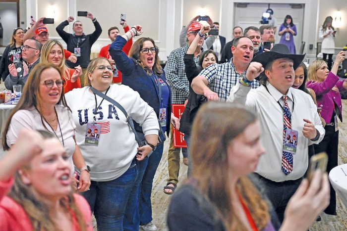 Partidarios de Donald Trump reaccionan a los resultados electorales que llegan en una fiesta republicana en el Hotel Ingleside en Pewaukee, Wisconsin. · Foto: Alex Wroblewski, AFP