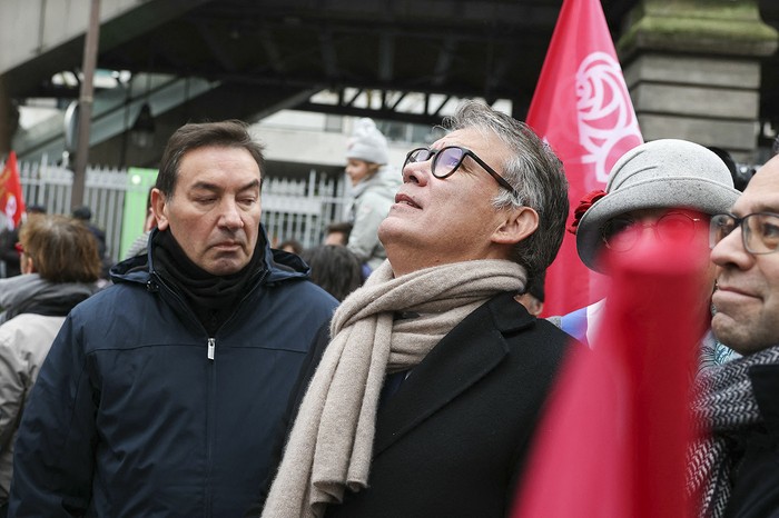 Olivier Faure, secretario del Partido Socialista, diputado y miembro de la coalición de izquierda del Nuevo Frente Popular, durante una manifestación, en el marco de una jornada de huelga en el sector público. · Foto: Alain Jocard, AFP