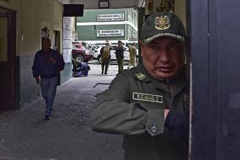 Entrada del edificio de la Fuerza Especial de Lucha contra el Crimen, donde se encuentra detenido el expresidente boliviano Luis Arce en La Paz. · Foto: Jorge Bernal, AFP