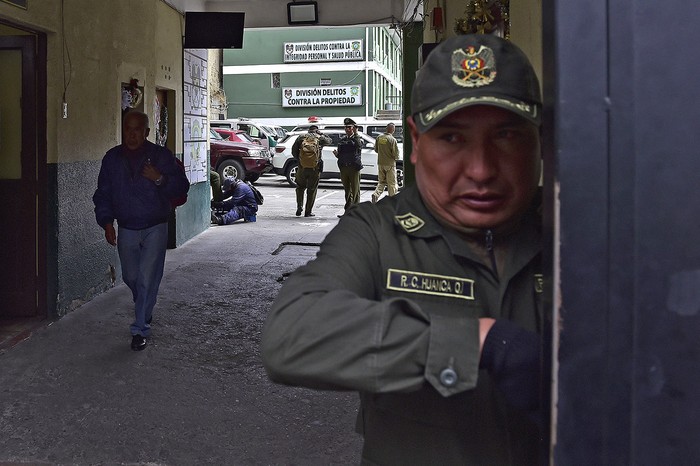 Entrada del edificio de la Fuerza Especial de Lucha contra el Crimen, donde se encuentra detenido el expresidente boliviano Luis Arce en La Paz. · Foto: Jorge Bernal, AFP