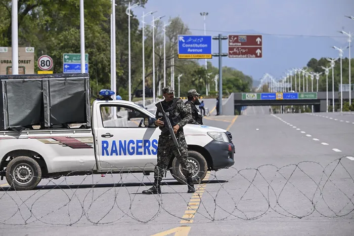Rangers paquistaníes custodian la zona roja de Islamabad donde se realizarán las conversaciones entre Estados Unidos e Irán. · Foto: Farooq Naeem, AFP