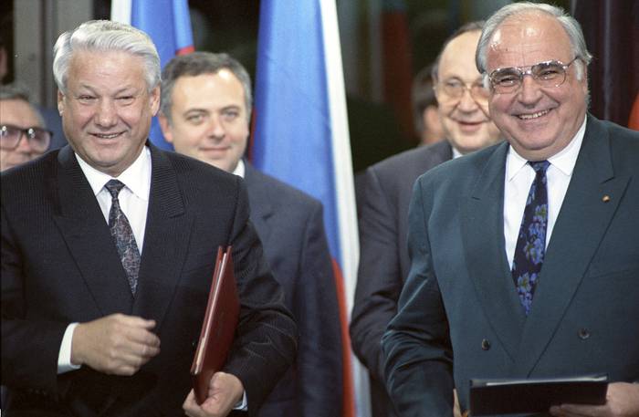Boris Yeltsin y Helmut Kohl, durante una visita oficial de Yeltsin en Bonn, donde firmaron acuerdos de amistad y cooperación, el 21 de noviembre de 1991. · Foto: Dmitryi Donskoy, Sputnik, AFP