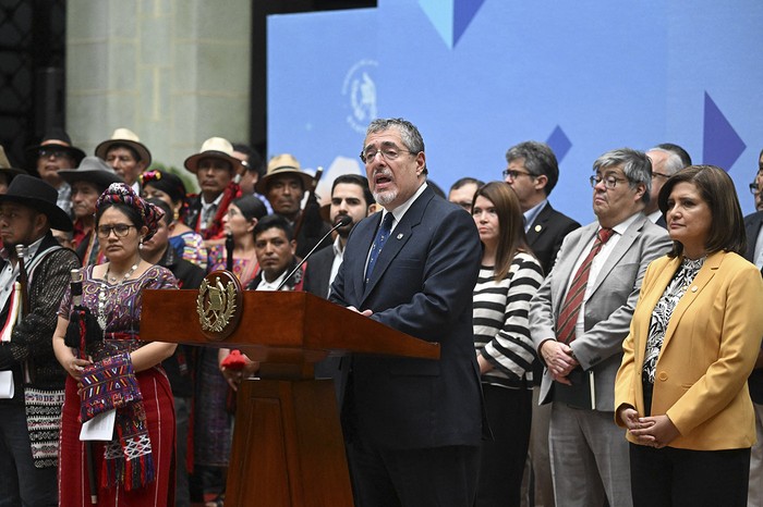 El presidente de Guatemala, Bernardo Arévalo, durante una conferencia de prensa en el Palacio de Cultura en la Ciudad de Guatemala el 29 de abril. · Foto: Johan Ordonez, AFP
