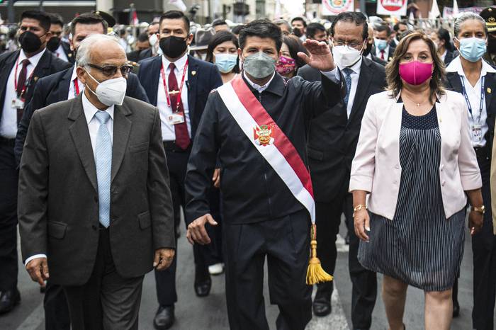 El presidente peruano, Pedro Castillo, cuando se dirigía al Congreso para hablar ante los parlamentarios, el 15 de marzo. · Foto: Ernesto Benavides, AFP