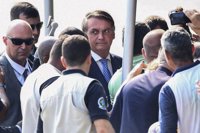 El presidente brasileño, Jair Bolsonaro, a la salida del Palacio de Alvorada, el jueves, en Brasilia. · Foto: Evaristo Sa, AFP