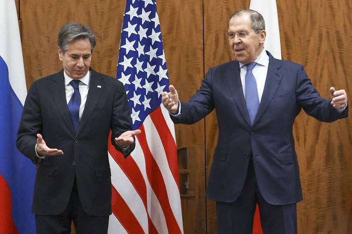 El Secretario de Estado de los Estados Unidos, Antony Blinken, y el ministro de relaciones exteriores de Rusia, Sergei Lavrov, durante su reunión en Ginebra. Foto: Ministerio de Relaciones Exteriores de Rusia, AFP