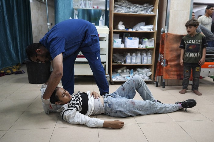 Un médico palestino atiende a una niña herida en un hospital de Deir el-Balah, en el centro de la Franja de Gaza, tras un bombardeo nocturno israelí. · Foto: Bashar Taleb, AFP